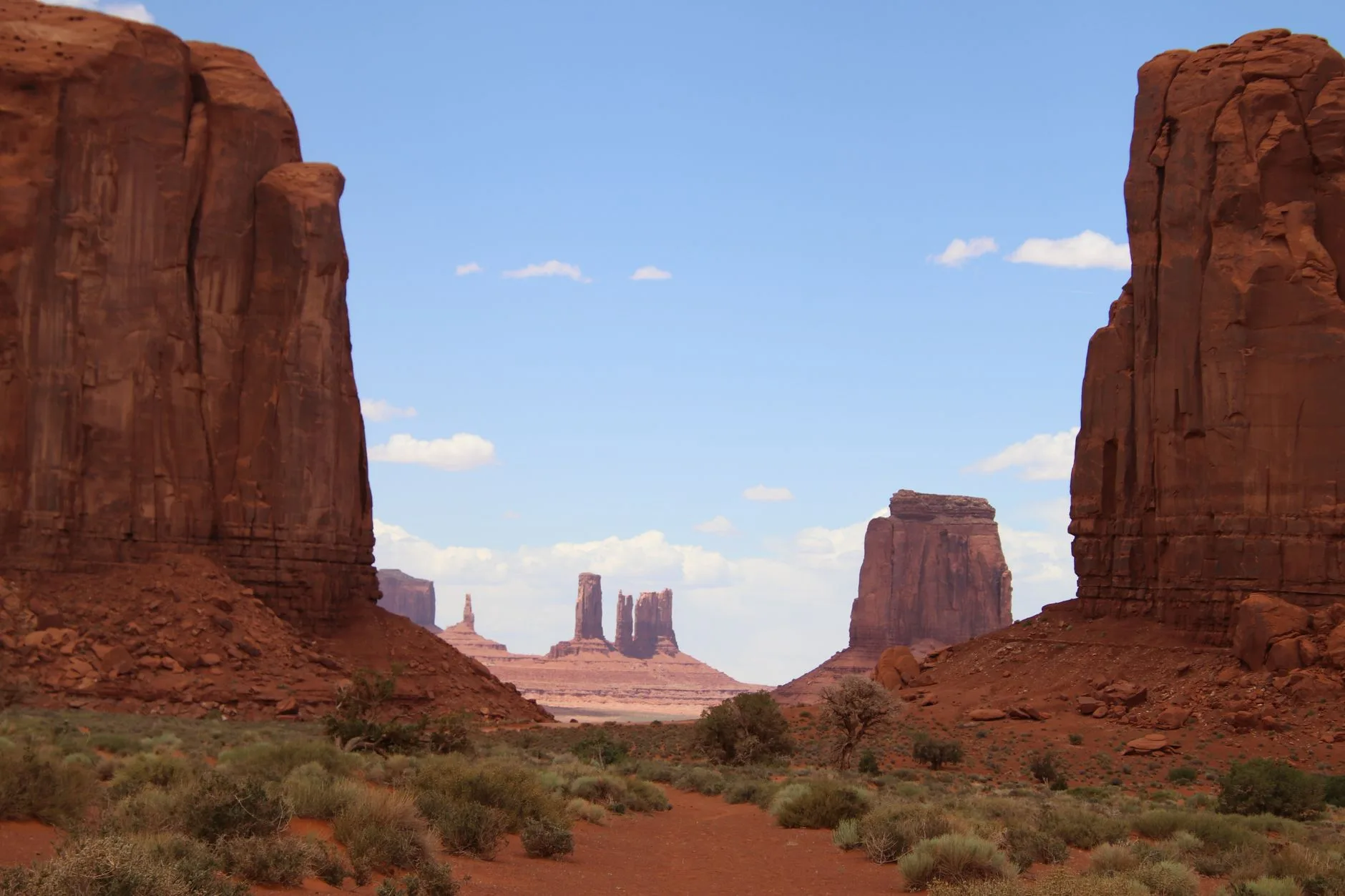 Formations rocheuses rouges de Monument Valley dans le désert