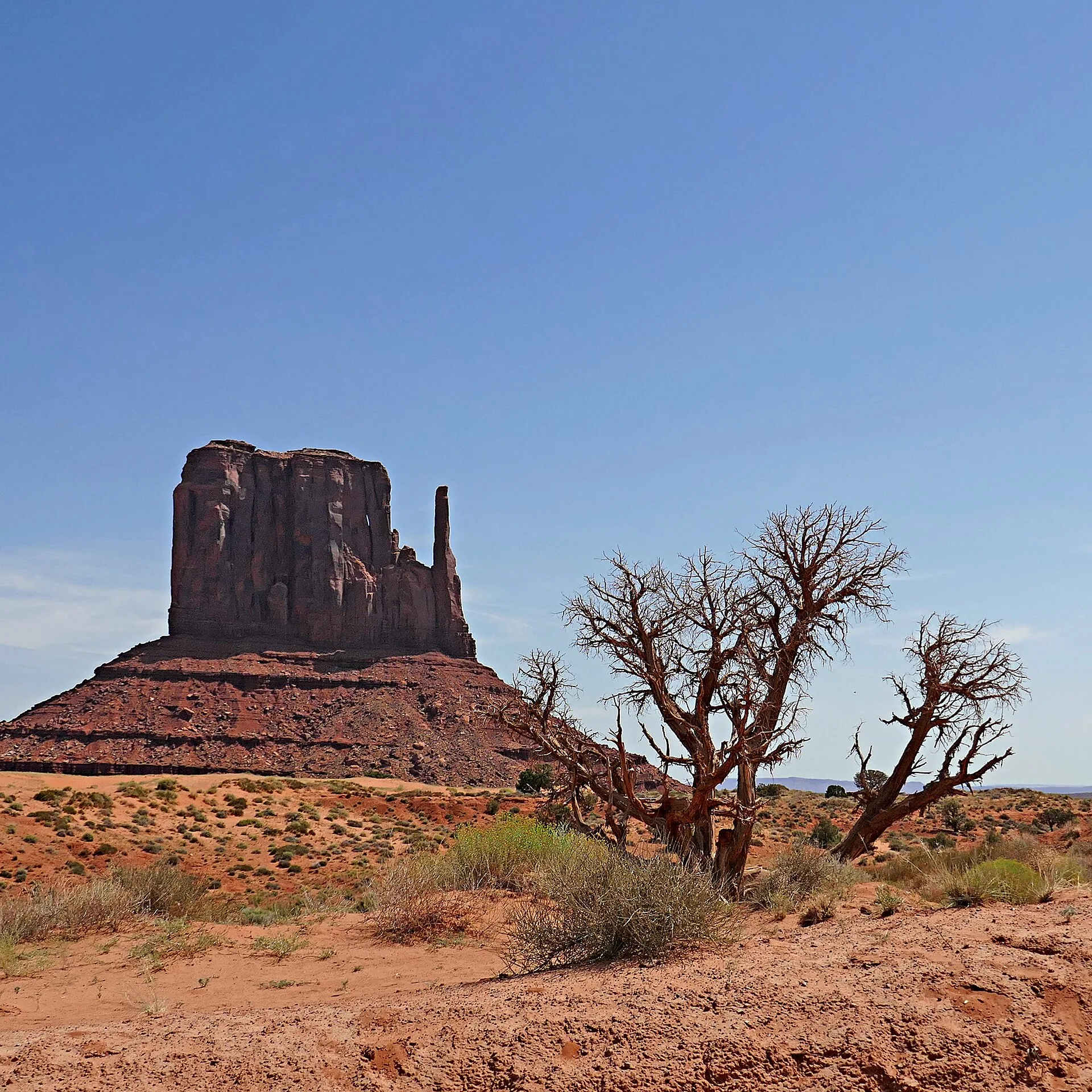 Buttes rouges de Monument Valley au lever du soleil dans le désert
